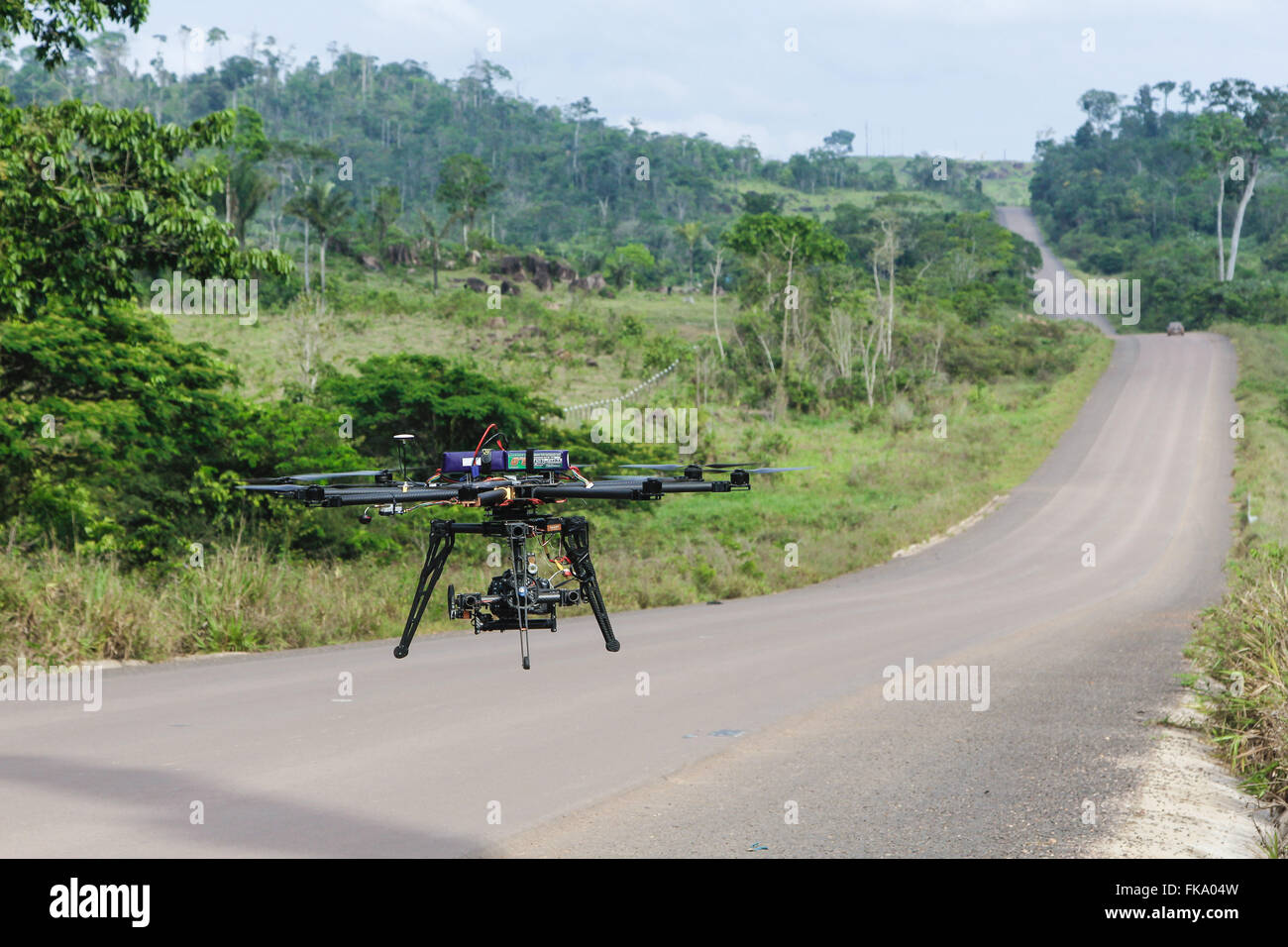 Drone avec caméra dans Cuiaba Santarem autoroute BR-163 Banque D'Images