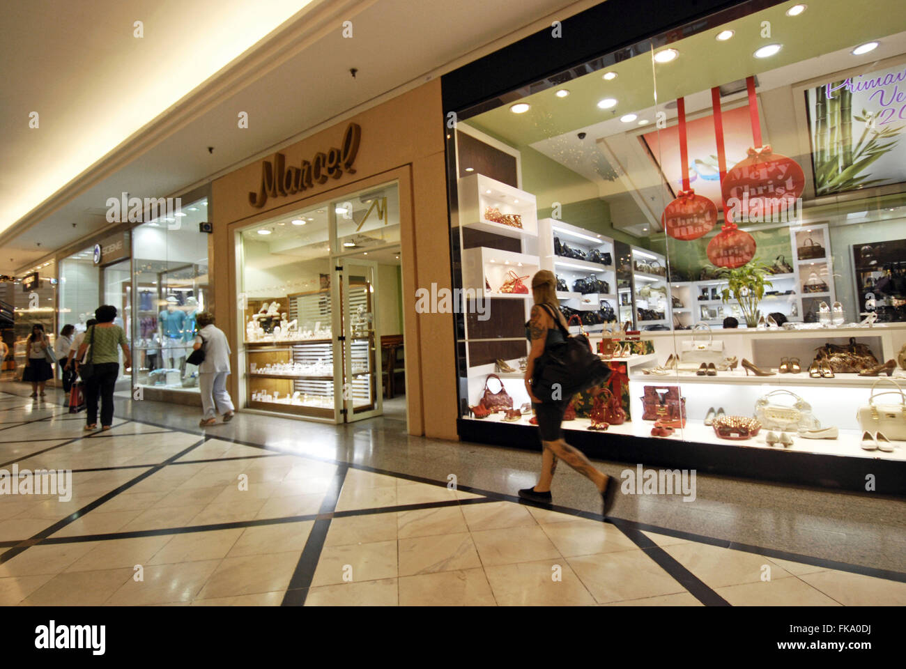 Le centre commercial shopping dans la fenêtre Banque D'Images