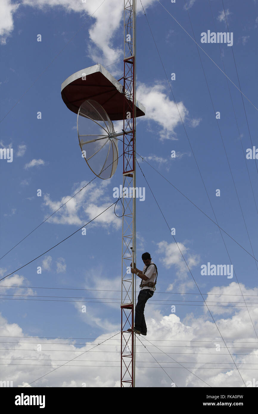 L'installation de l'antenne, répéteur de signaux de téléphone cellulaire dans le district de Caraïbes Banque D'Images