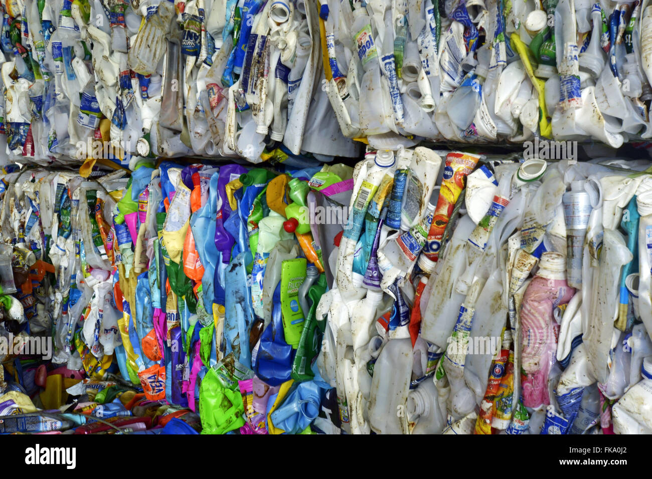 Détail de balles d'emballages plastiques de la collecte et le tri des matériaux recyclables program Banque D'Images