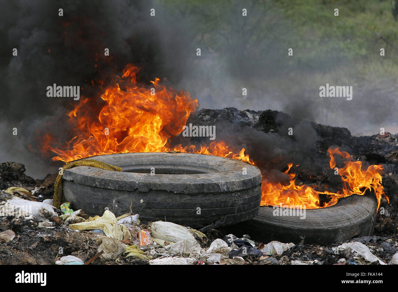 Pneus qui brûlent Banque de photographies et d'images à haute résolution -  Alamy