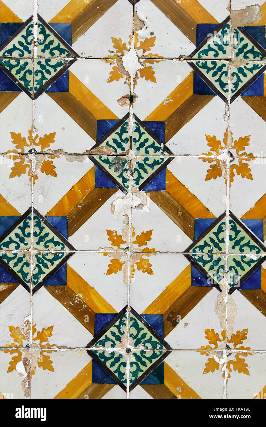 Détail de façade décorée de carreaux portugais mal entretenues Banque D'Images
