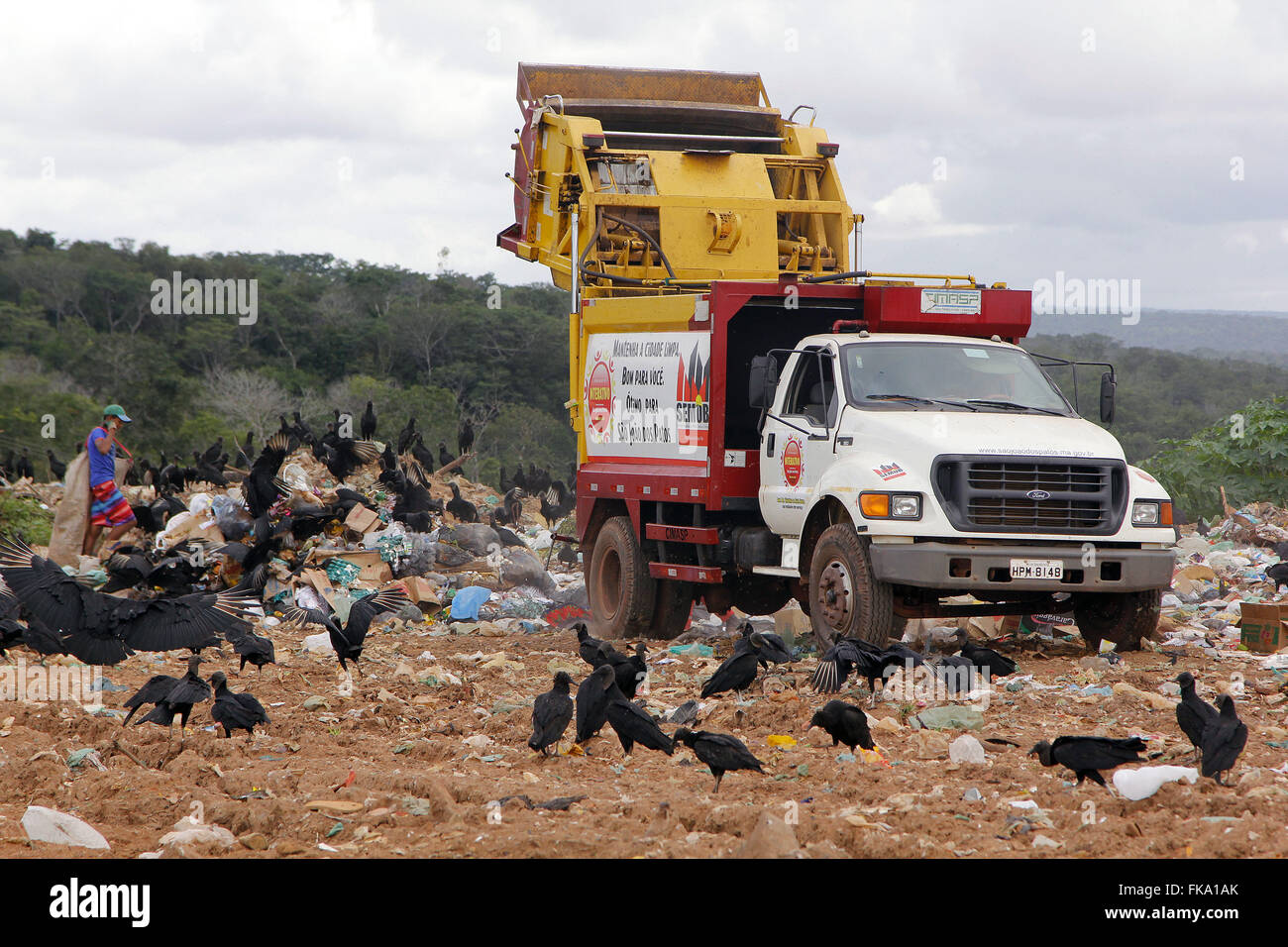 Les déchargements de camions déchets ménagers dans des décharges à ciel ouvert Banque D'Images