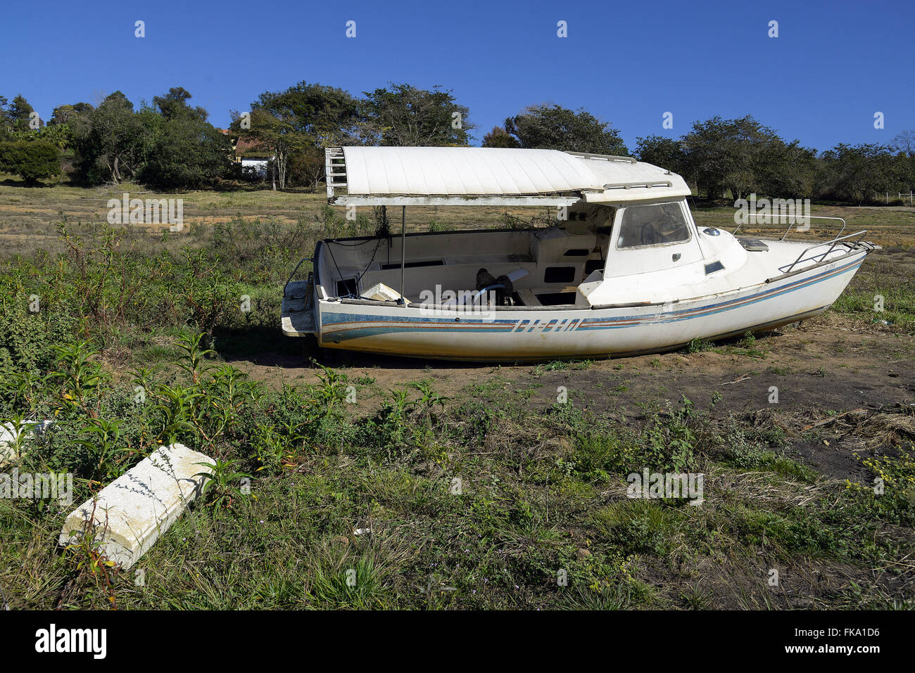 Bateau échoué sur bush sec 89 prises par le barrage formé par les rivières et JaguarÌ Jacarei Banque D'Images