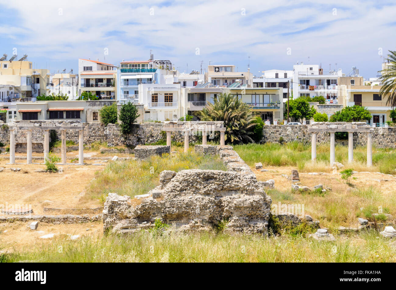 L'empiètement de l'étalement urbain de la ville de Kos avec vue sur l'ancienne agora site archéologique, la ville de Kos, Grèce Banque D'Images