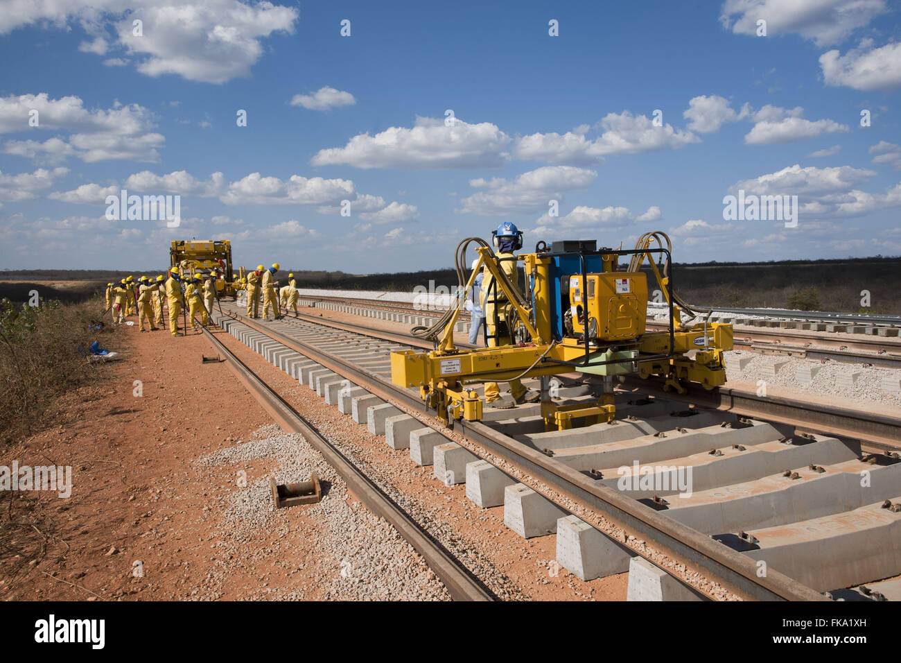Pose de l'équipement les rails sur la rue dans le travail de Railroad Transnordestina Banque D'Images