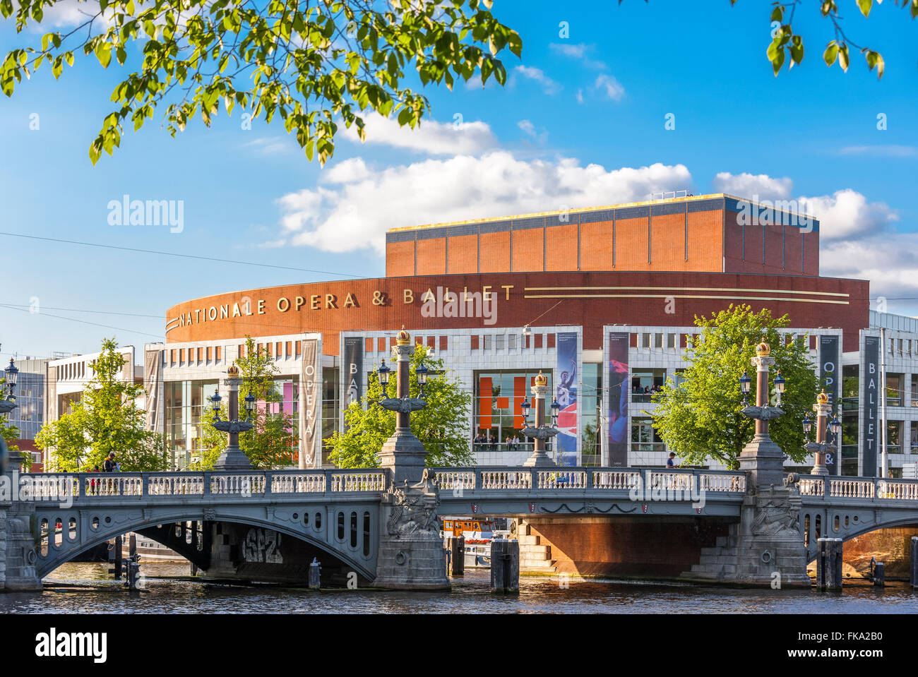 Muziektheater d'Amsterdam ou Dutch National opéra théâtre sur la rivière Amstel, avec le Blauwbrug), Blue Bridge. Banque D'Images