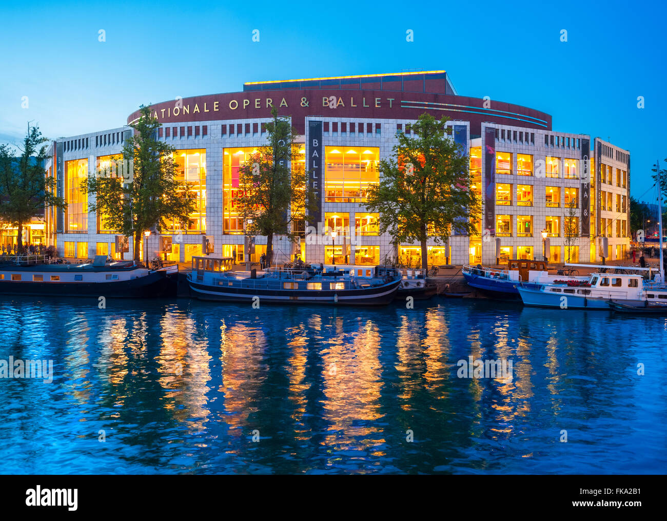 Muziektheater d'Amsterdam ou Dutch National opéra théâtre sur la rivière Amstel la nuit pendant l'entracte. Banque D'Images