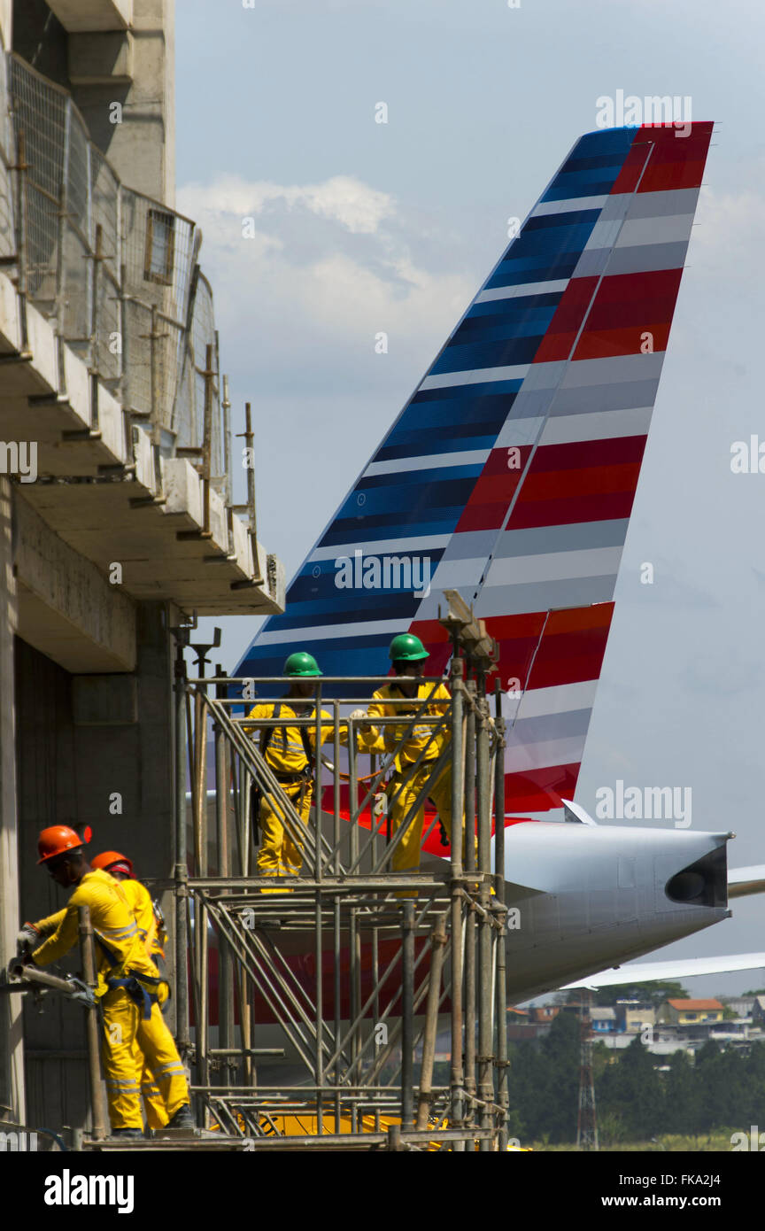 Coopératives dans les travaux de l'agrandissement de l'aéroport international Guarulhos de Sao Paulo / Banque D'Images