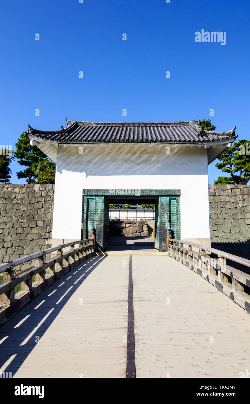 Bridge et la passerelle sur le fossé de la palais Honmaru, Château de Nijō, Kyoto, Japon, Kansai Banque D'Images