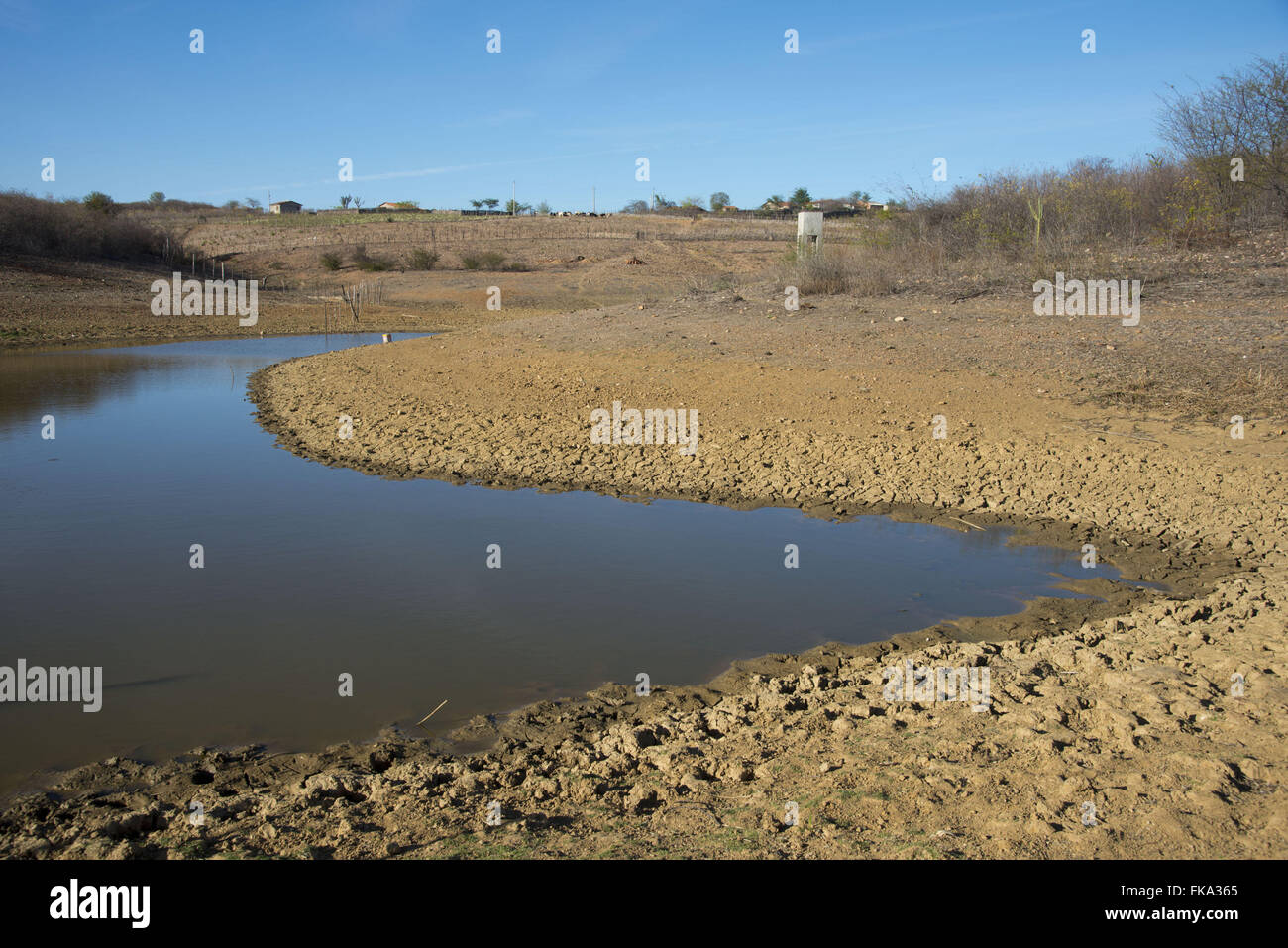 Petit barrage dans la propriété familiale période de sécheresse Banque D'Images