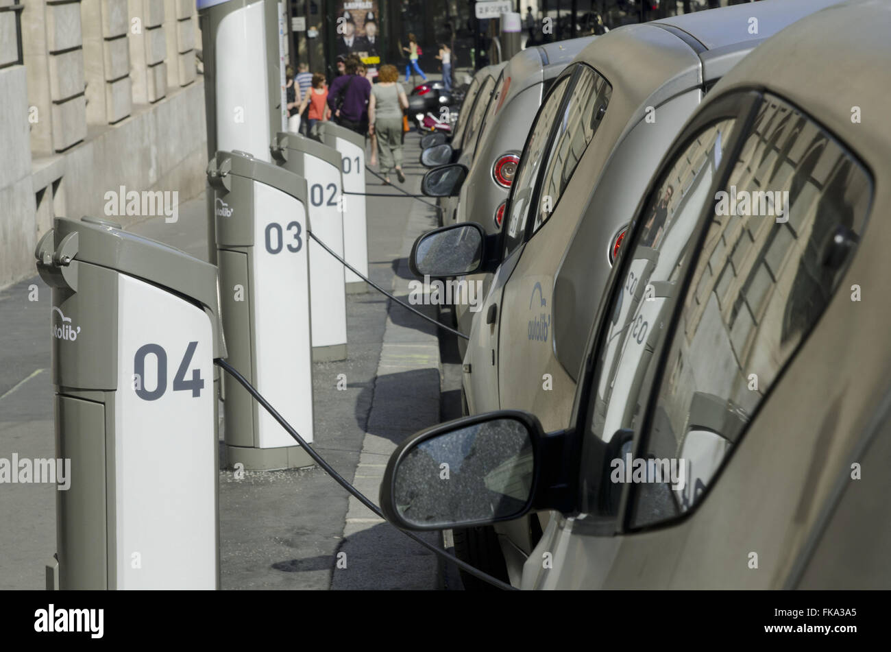Location de voitures électriques de la rue Paris partagés Banque D'Images