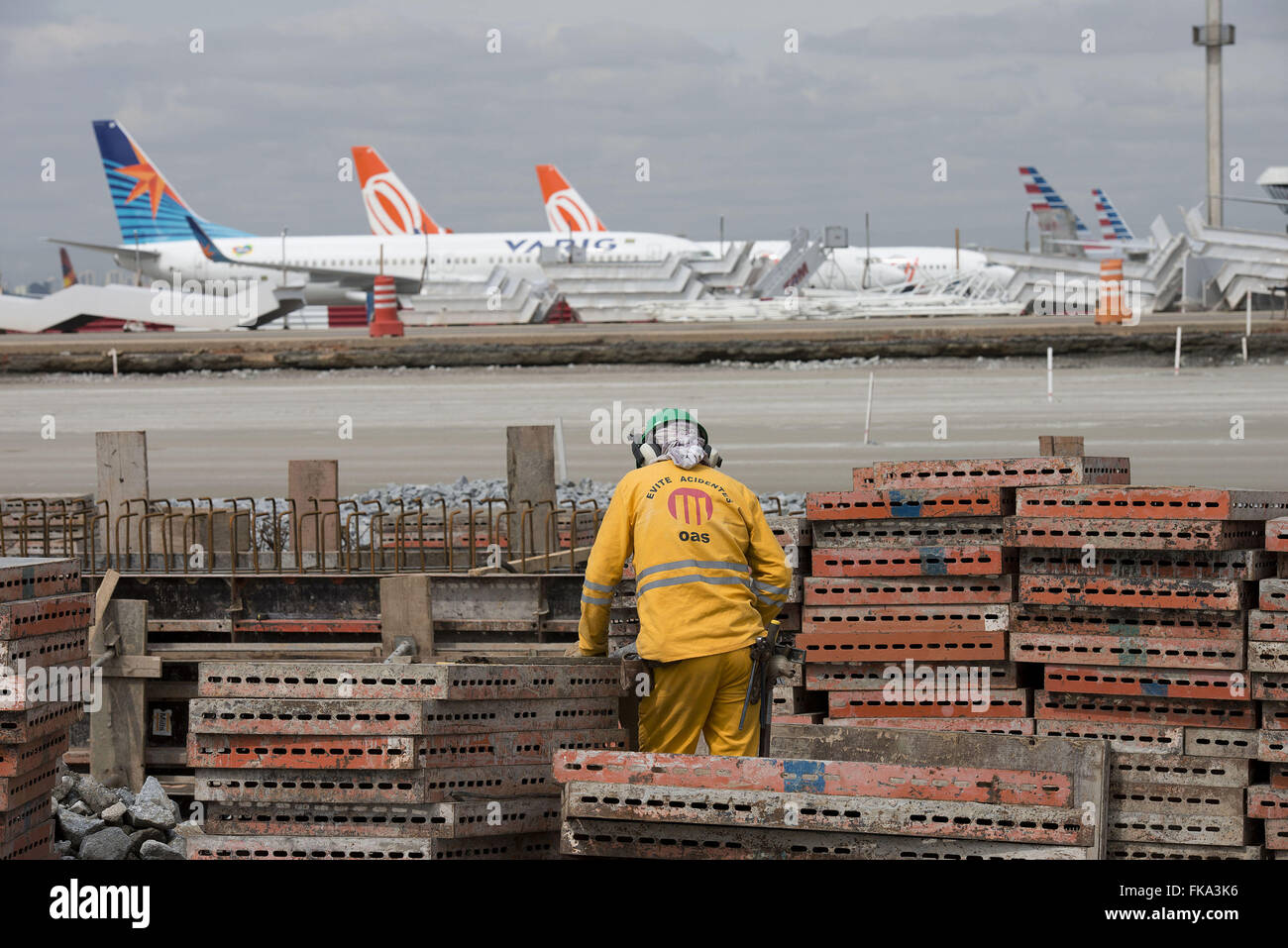 Ouvrier dans les travaux d'agrandissement de l'Aéroport International de Sao Paulo / Guarulhos Banque D'Images
