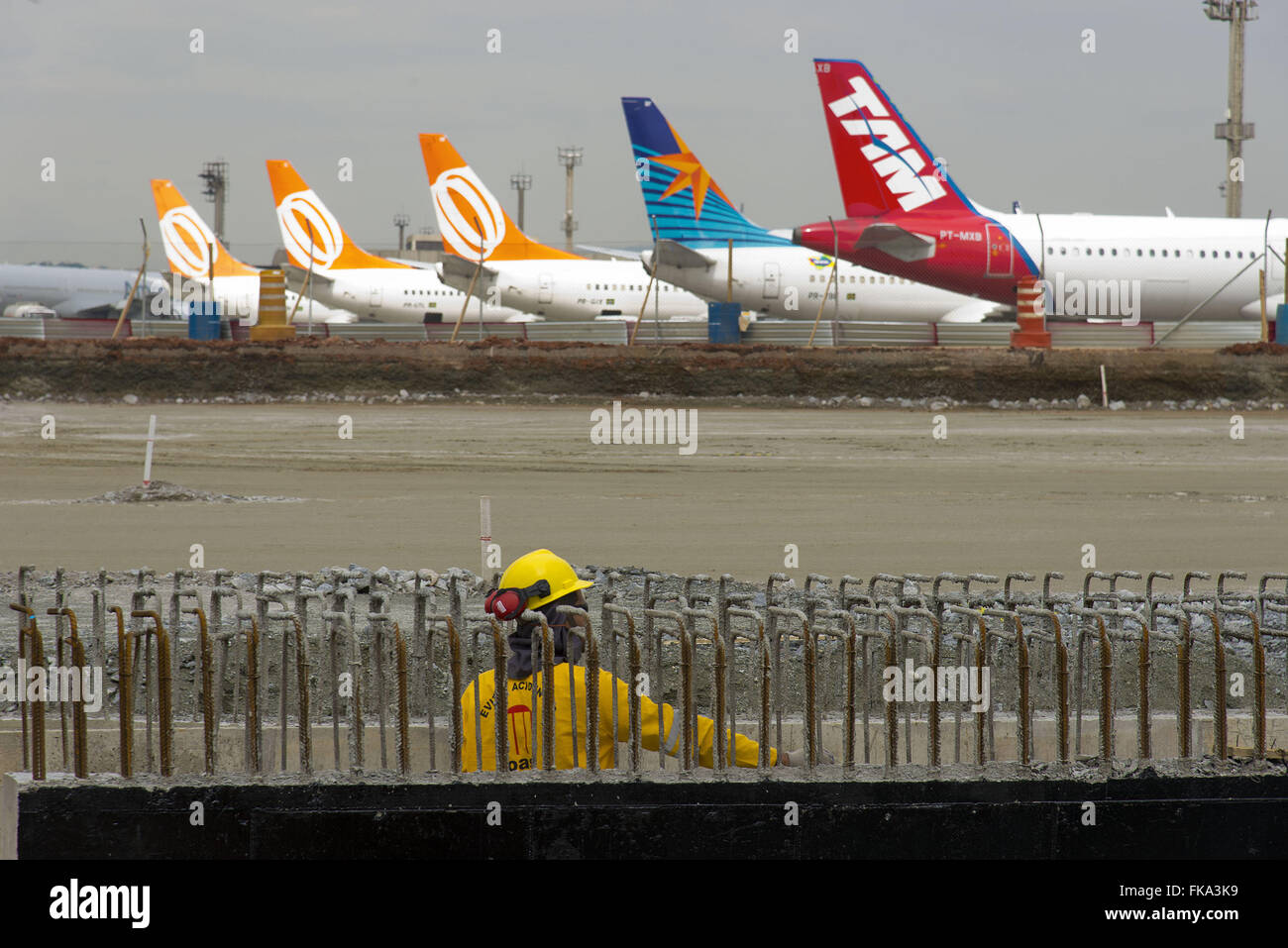 Ouvrier dans les travaux d'agrandissement de l'Aéroport International de Sao Paulo / Guarulhos Banque D'Images