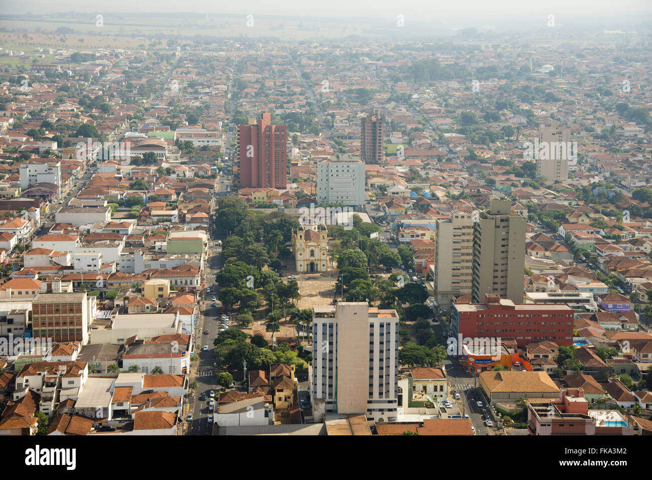 Vue aérienne de la Cathédrale du Saint Esprit divin et la ville de Barretos Banque D'Images