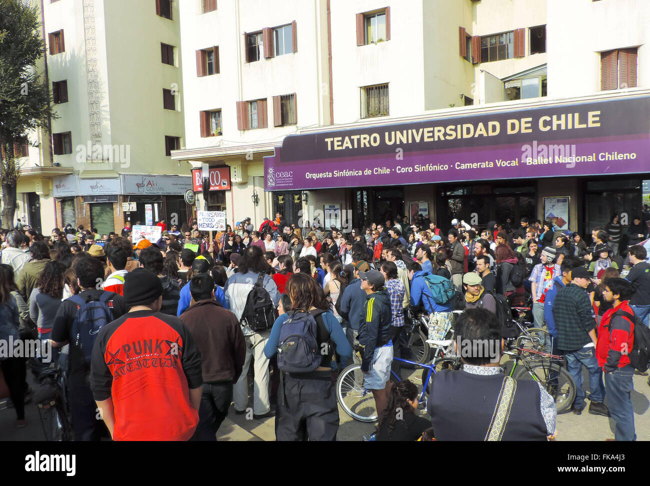 Manifestation contre Monsanto de semences transgéniques et en face du théâtre, de l'Universidad de Chile Banque D'Images