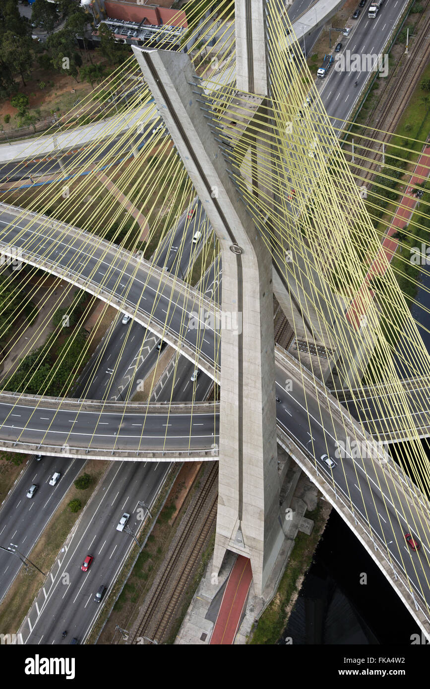 Vue aérienne de l'Cable-Stayed Bridge Octavio Frias de Oliveira sur le Pinheiros Banque D'Images