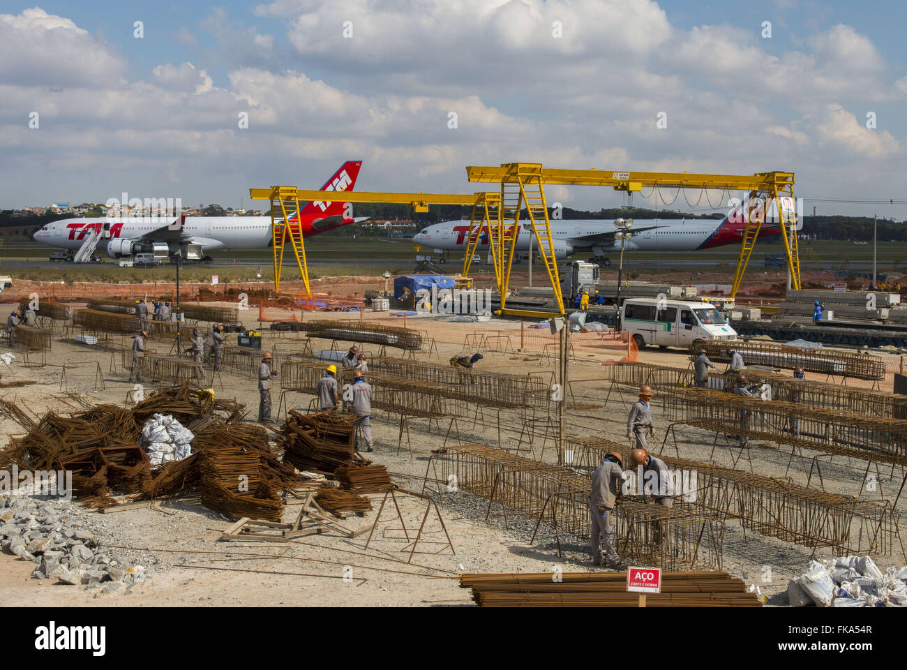 Coopératives dans les travaux de l'agrandissement de l'aéroport international Guarulhos de Sao Paulo / Banque D'Images