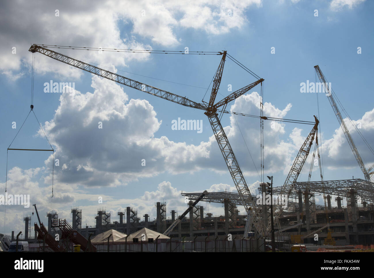 Grues à l'œuvre d'agrandissement de l'Aéroport International de Sao Paulo / Guarulhos Banque D'Images