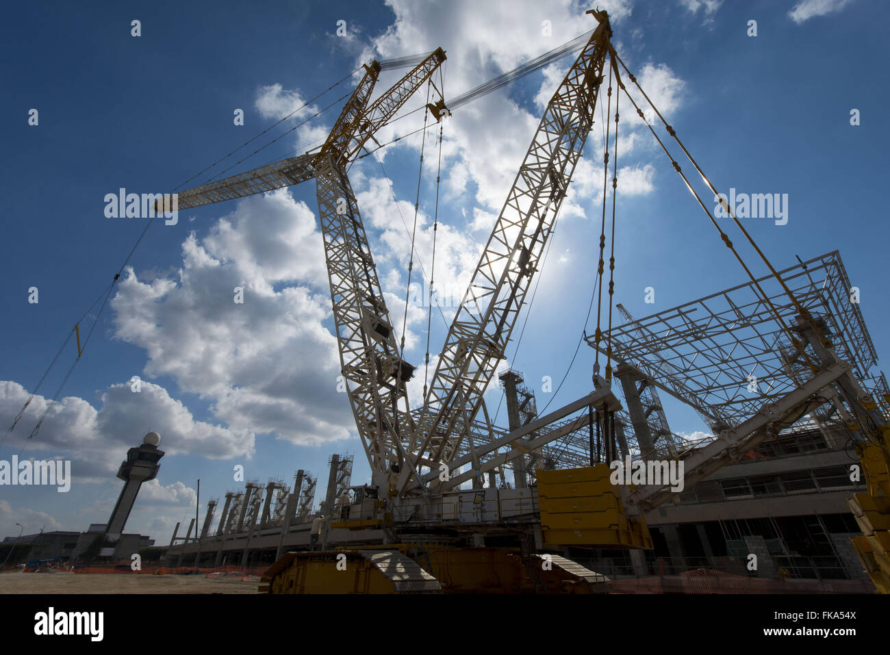 Grues à l'œuvre d'agrandissement de l'Aéroport International de Sao Paulo / Guarulhos Banque D'Images