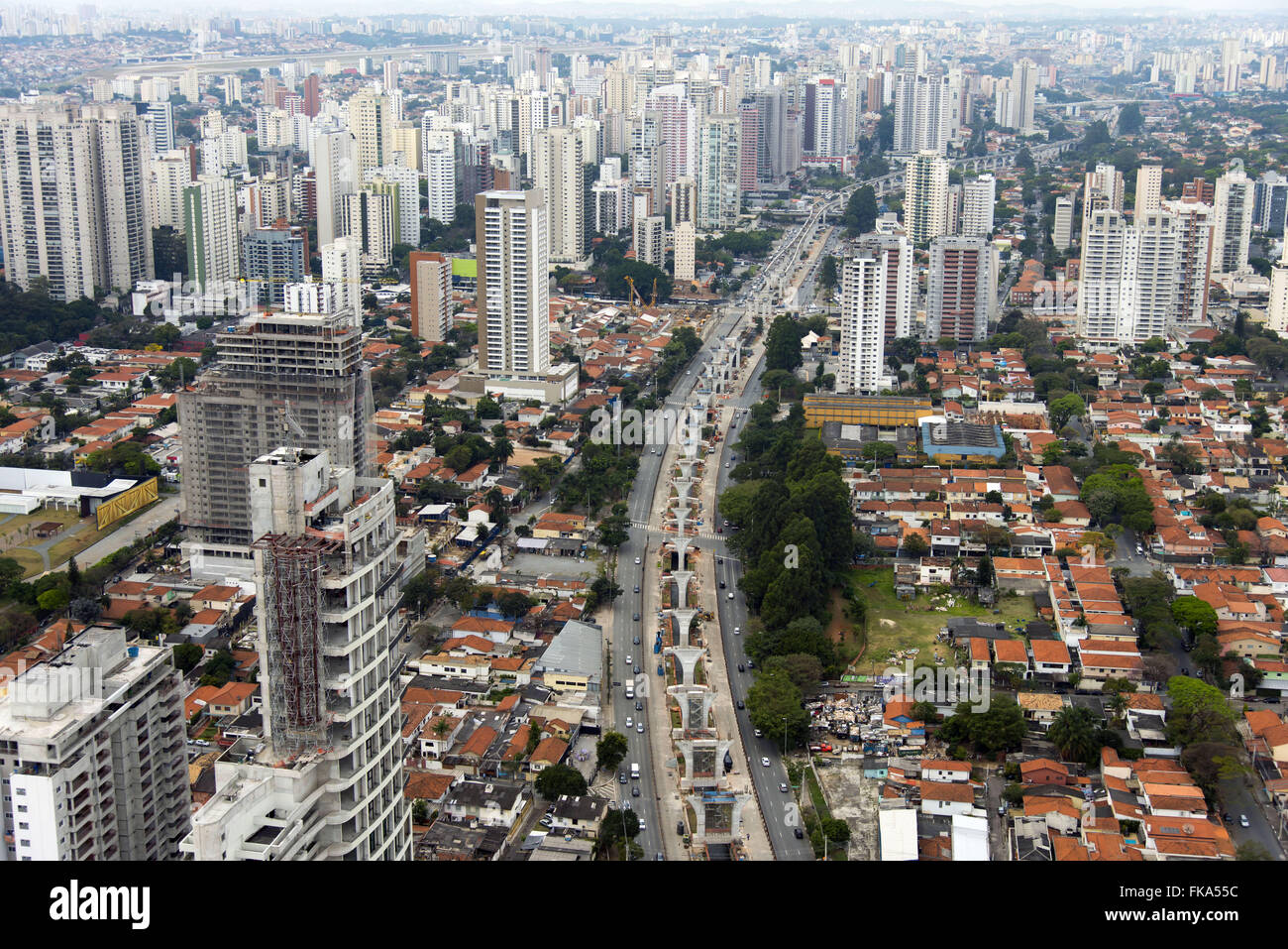 Vue aérienne de la construction de la ligne de monorail sur l'Avenue 17 journaliste Roberto Marinho Or Banque D'Images