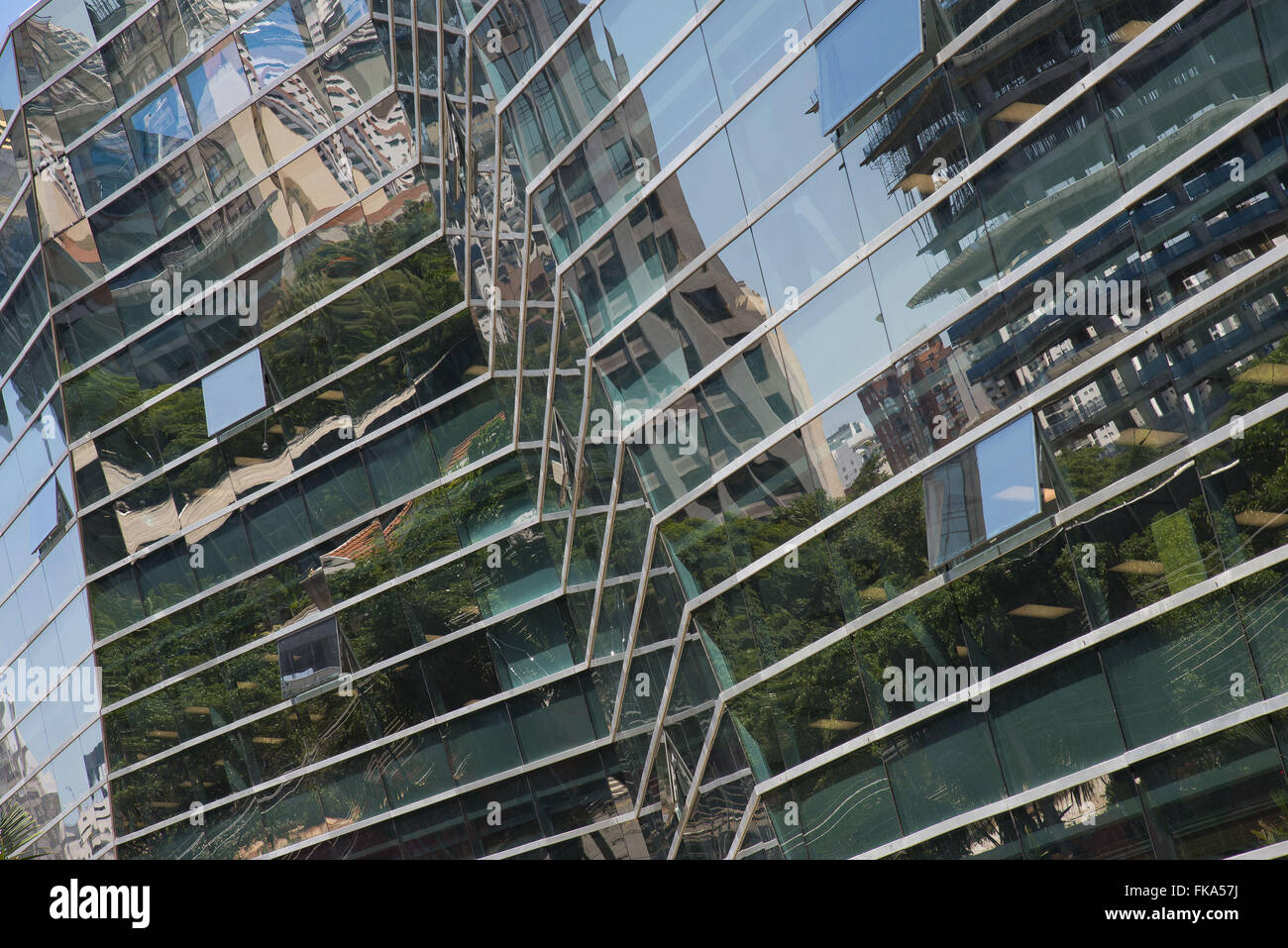 Réflexions dans le verre façade du bâtiment de Banco Itau Banque D'Images