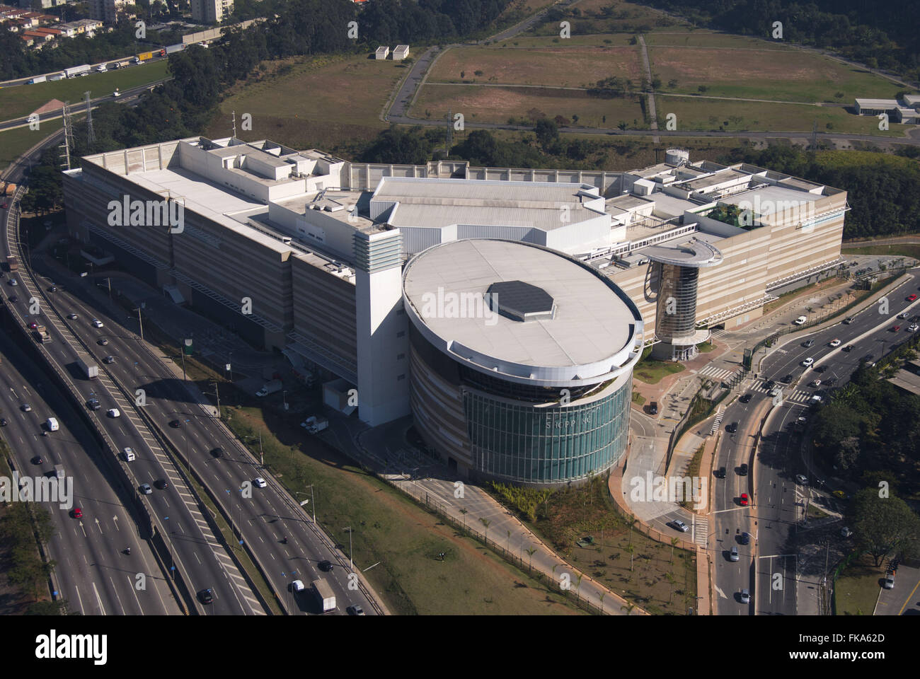 Vue aérienne de Tiête Shopping Plaza sur l'accès Marginal Tietê autoroute Bandeirantes Banque D'Images