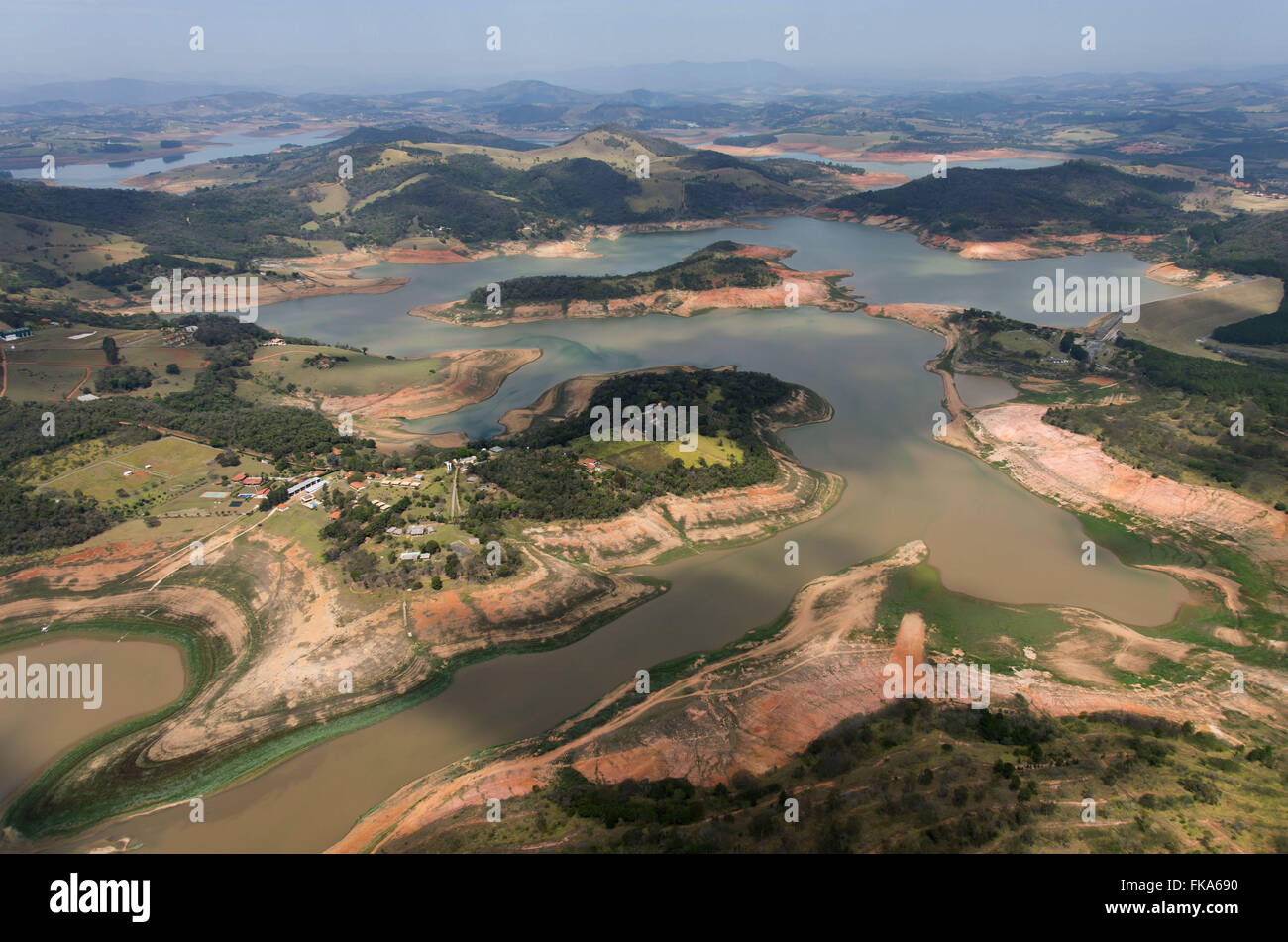 Vue aérienne du barrage Jaguari - formé par Jaguari Jacarei et rivières en période de sécheresse forte Banque D'Images
