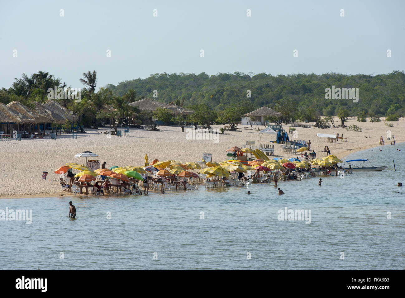 Vue sur la rivière Chao plage modifier dans l'île de l'amour à Rio Tapajos Banque D'Images