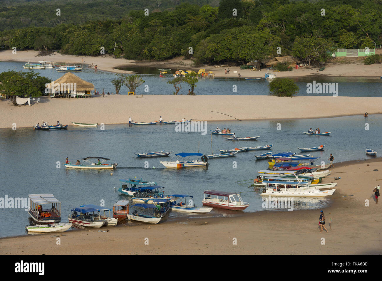 Catraias et bateaux faire la traversée de baigneurs pour Love Island Banque D'Images