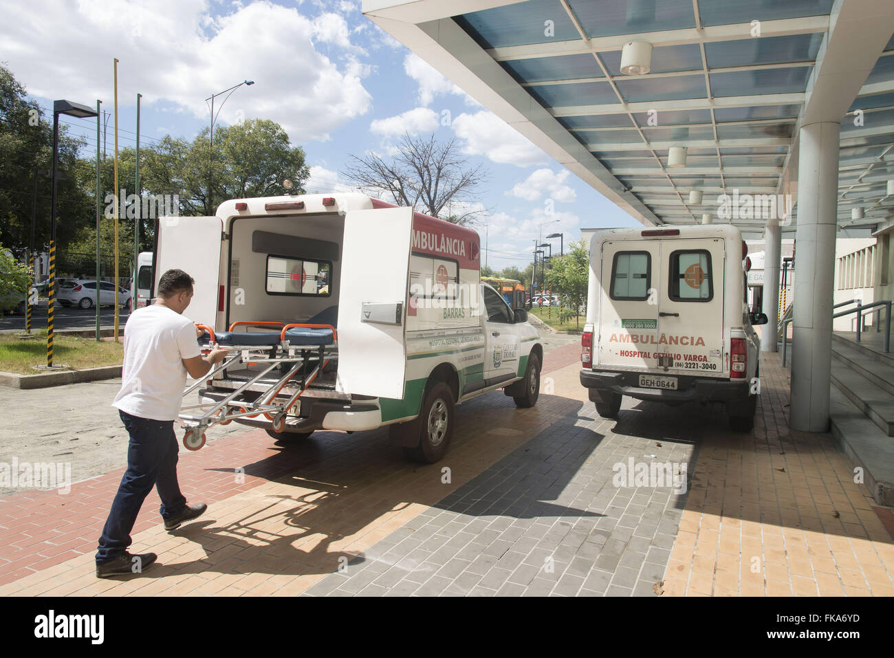 Ambulâncias na entrada do Hospital Estadual Getúlio Vargas Banque D'Images