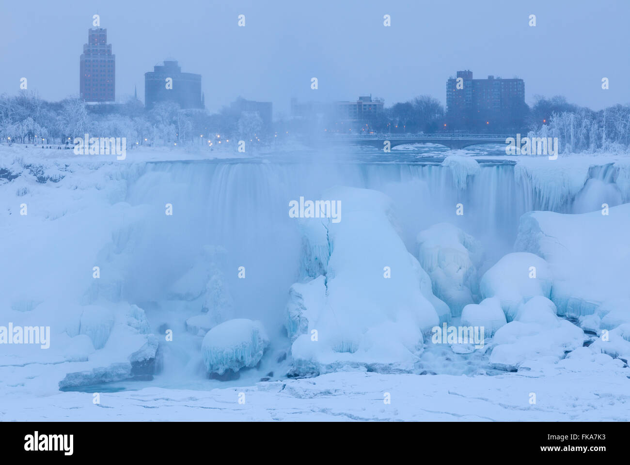 Les chutes américaines presque complètement gelés pendant un hiver froid à Niagara Falls, Niagara County, New York, USA. Banque D'Images
