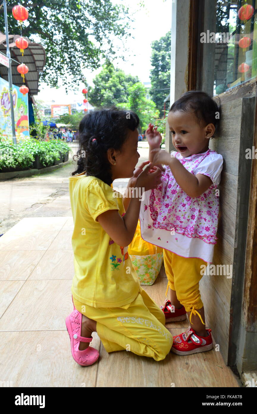 Enfants jouant, Jakarta, Indonésie Banque D'Images