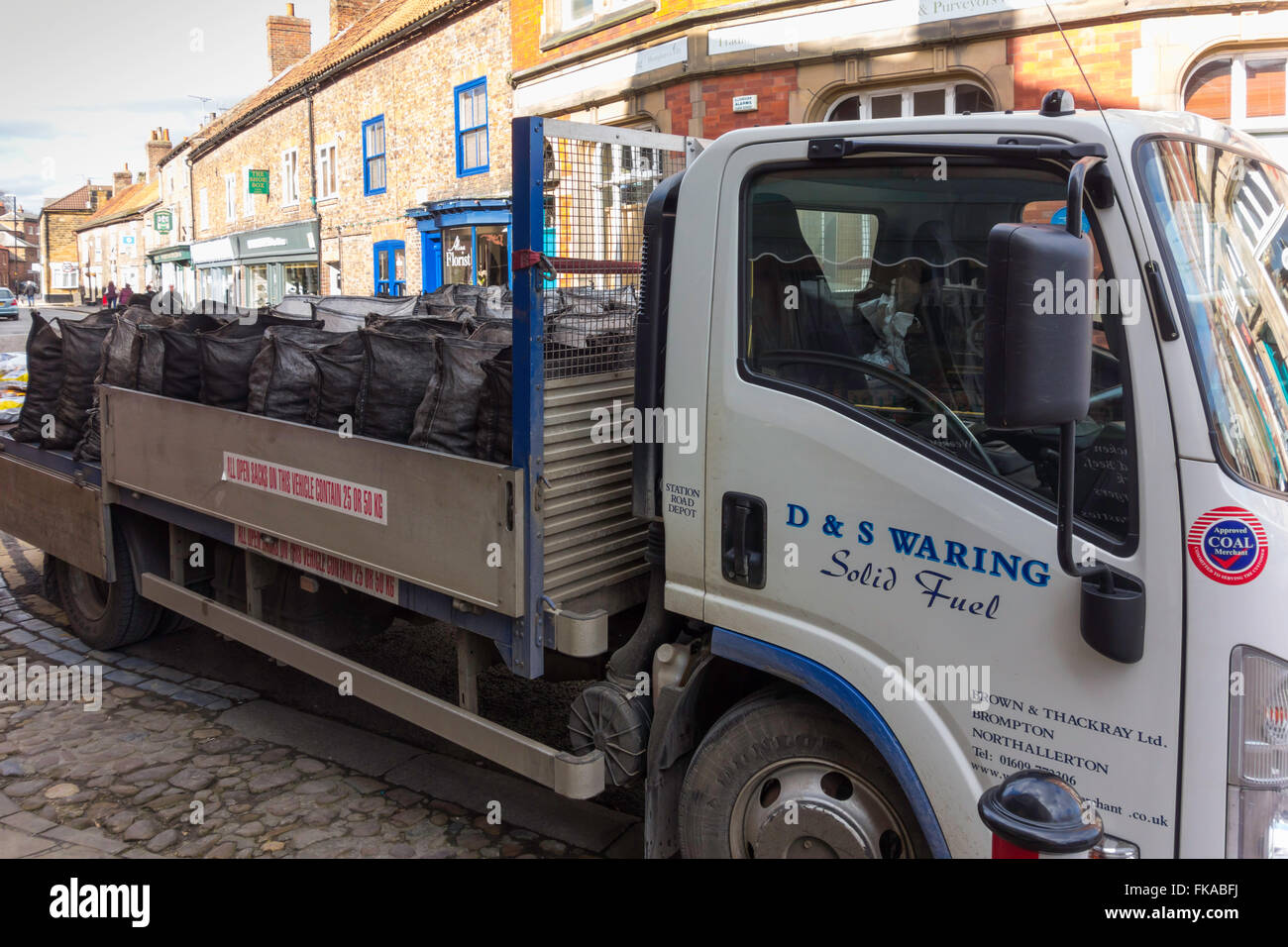 Un camion du marchand de charbon Le charbon et la livraison de combustibles solides sans fumée dans le North Yorkshire Angleterre Banque D'Images