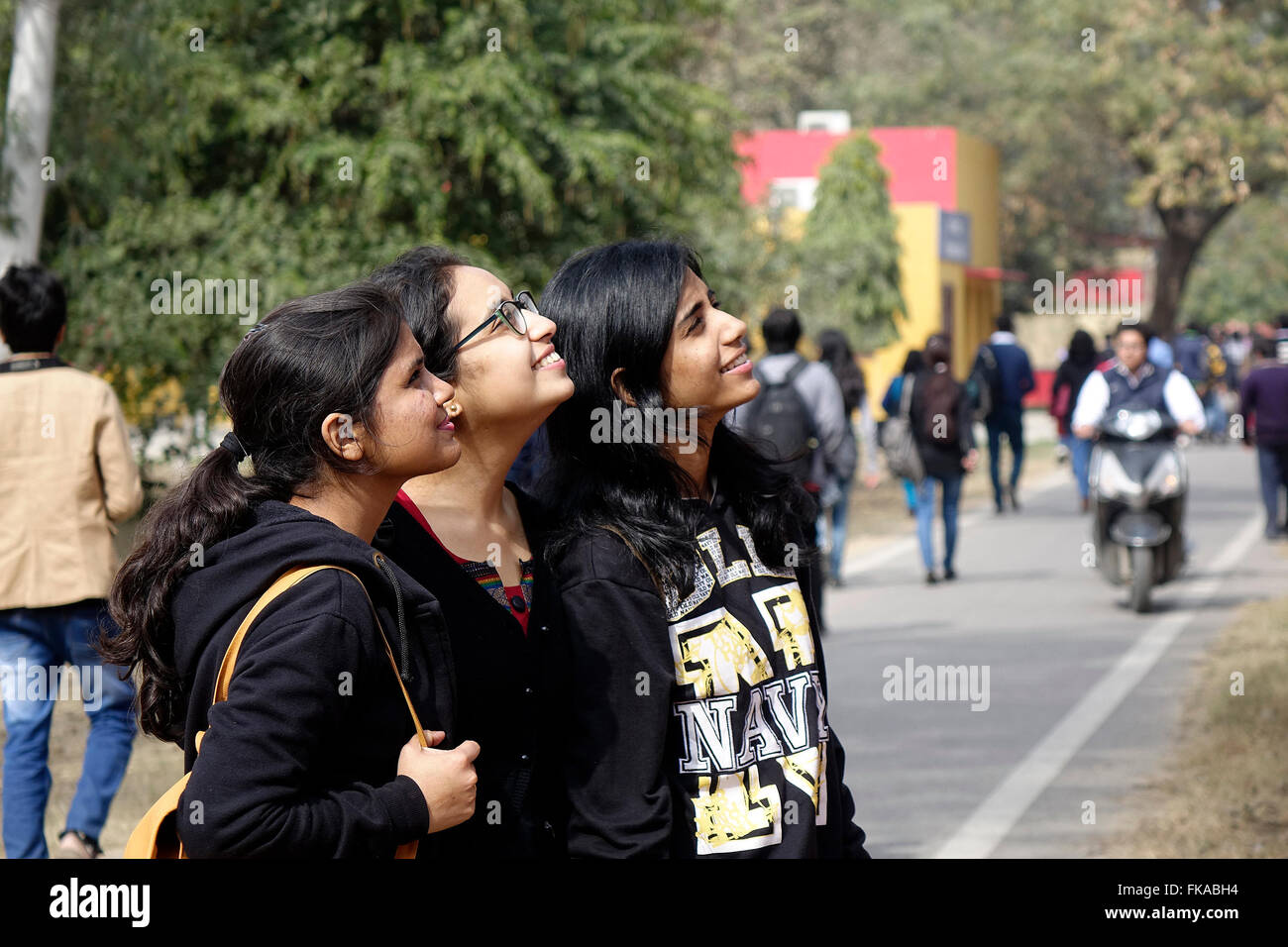 Les jeunes filles dans les campus. Banque D'Images