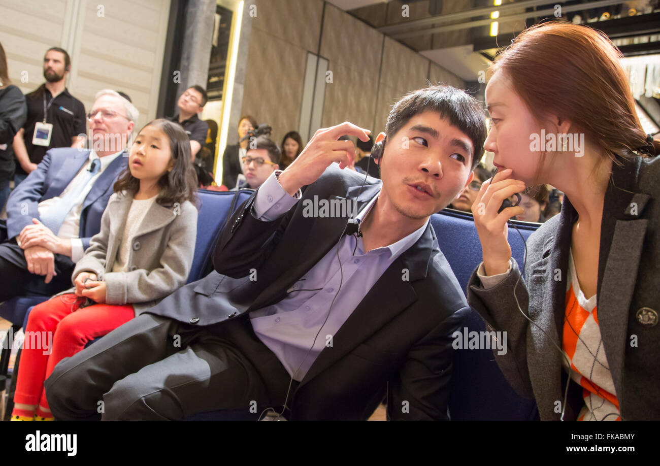 Séoul, Corée du Sud. 8 mars, 2016. Le Président de Google Eric Schmidt (4e R) de la Corée du Sud, rendez-maître Lee Se-dol (2e R), la femme de Lee Kim Hyun-jin (R) et la fille de Lee Lee Hye-rim (3e R) assister à une conférence de presse d'avant match à Séoul, Corée du Sud. Historique de l'épreuve de l'homme et l'ordinateur dans l'antique jeu commence mercredi à Séoul, avec le prix du vainqueur de US$1 millions de dollars en jeu. Les matchs seront également lieu au même endroit le jeudi, samedi et dimanche et se terminera mardi prochain. Le prix sera remis à l'UNICEF et d'autres organismes de bienfaisance, si AlphaGo gagne Banque D'Images