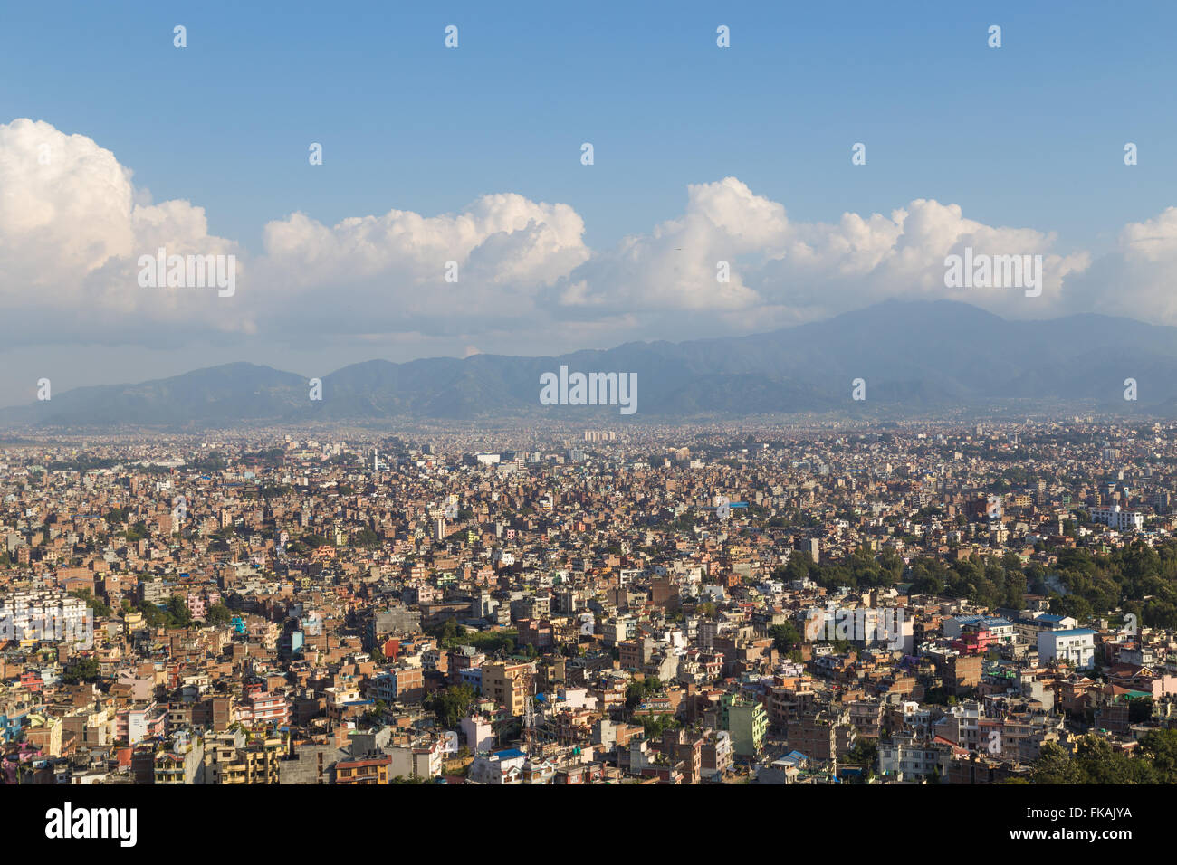 Vue sur la capitale népalaise Katmandou du Temple de Swayambhunath. Banque D'Images