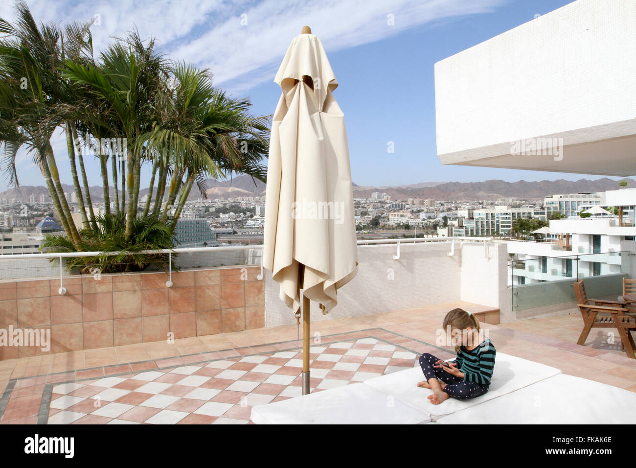 Jeune fille de sept ans en vacances à Eilat, Israël Banque D'Images