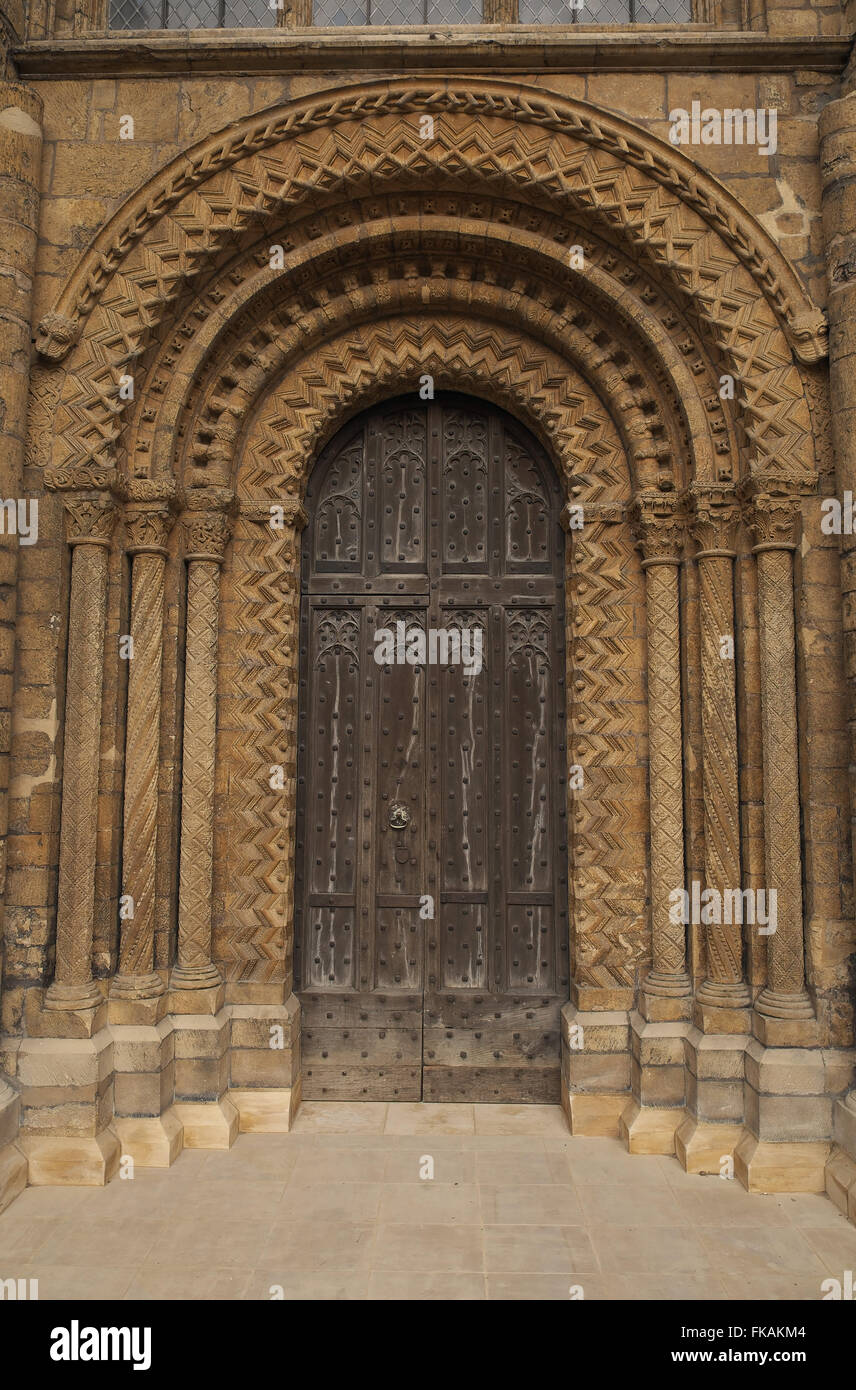 Détail d'une vieille norman porte, façade ouest de la cathédrale de Lincoln, Lincoln, Lincolnshire, Angleterre, Royaume-Uni. Banque D'Images