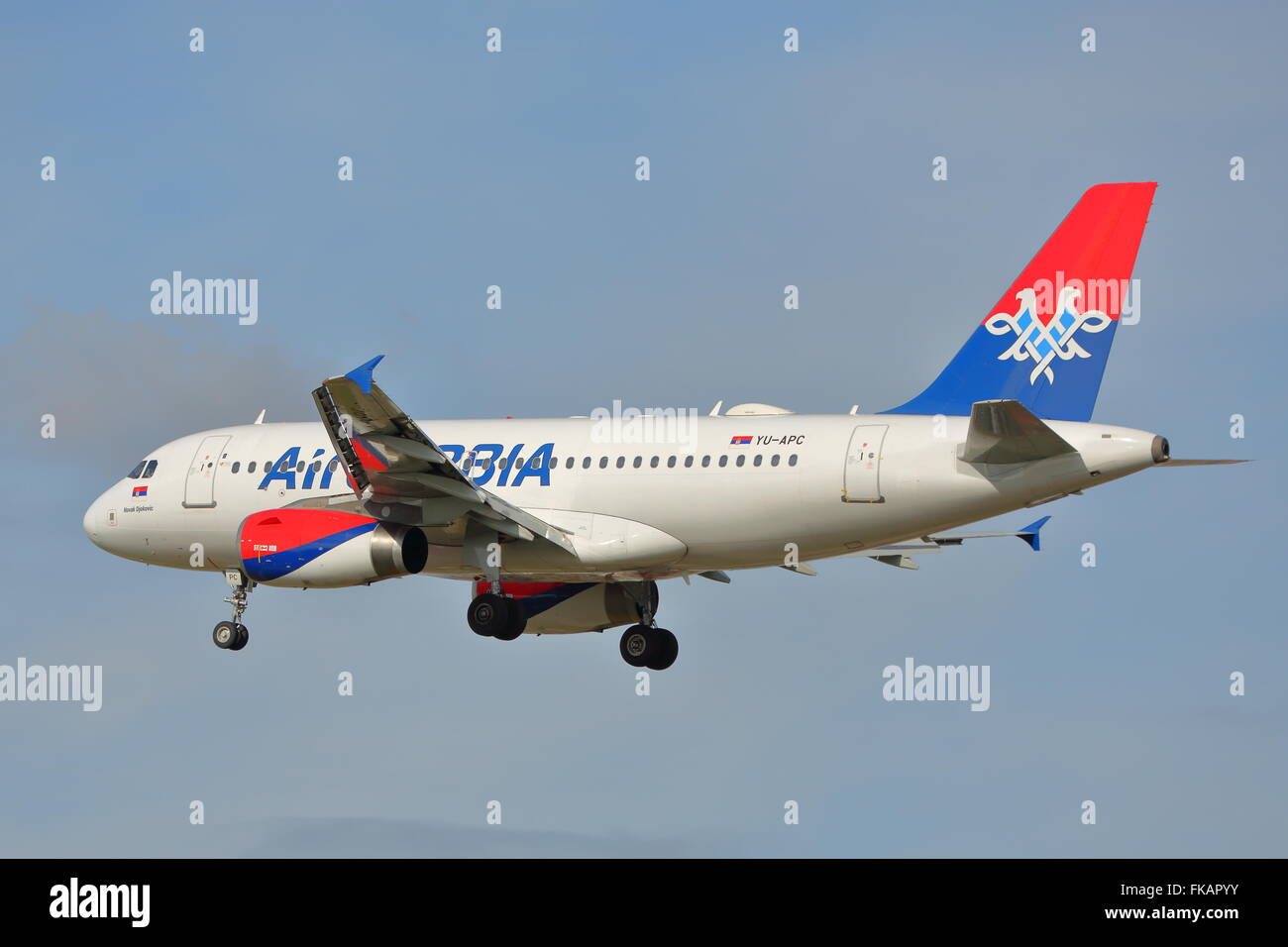 La Serbie de l'air Airbus A319 YU-APC à l'atterrissage à l'aéroport London Heathrow Banque D'Images
