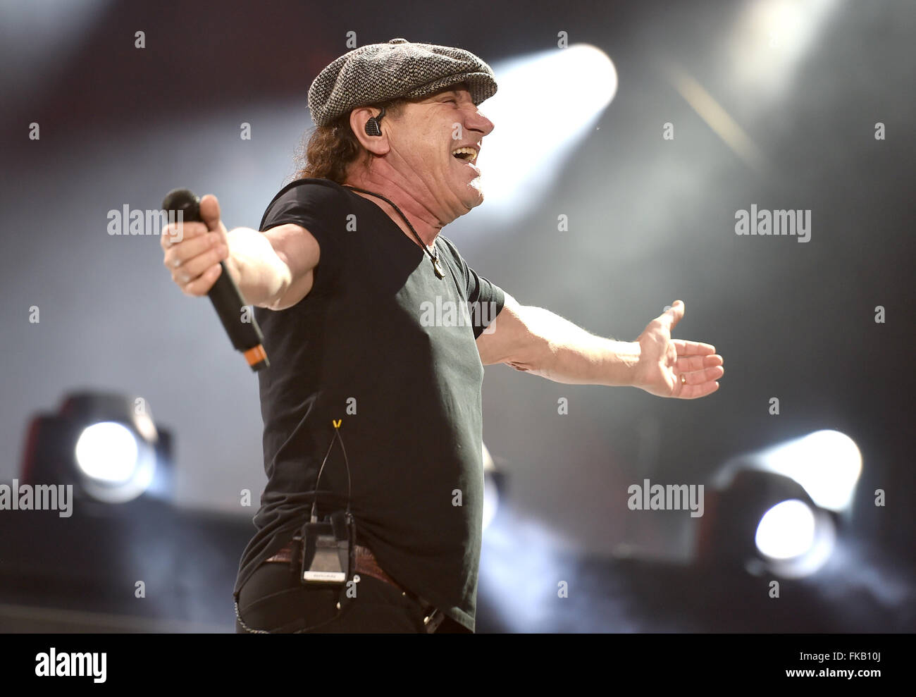 Brian Johnson, chanteur du groupe de rock australien AC/DC joue sur la scène pendant un concert à l'Olympiastadion de Berlin, Allemagne, 25 juin 2015. Photo : Britta Pedersen/dpa Banque D'Images