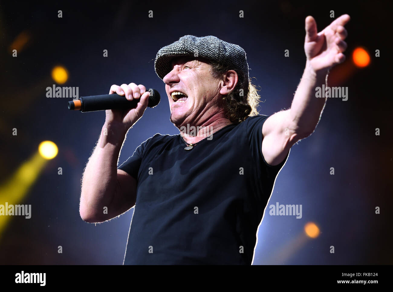 Berlin, Allemagne. 25 Juin, 2015. Brian Johnson, chanteur du groupe de rock australien AC/DC joue sur la scène pendant un concert à l'Olympiastadion de Berlin, Allemagne, 25 juin 2015. Photo : Britta Pedersen/dpa/Alamy Live News Banque D'Images