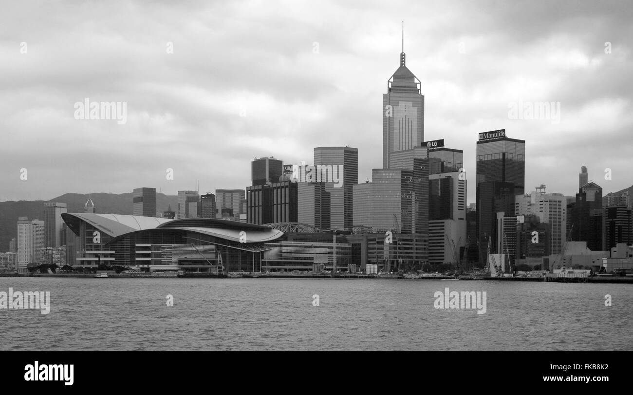 Horizon de hong kong à travers le port de Victoria vu de Kowloon Banque D'Images