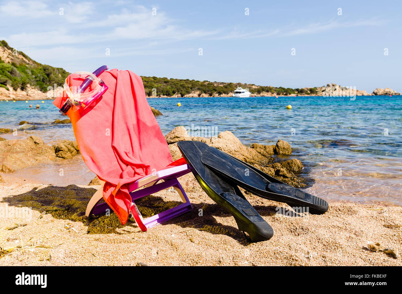 Chaise longue avec masque et flipper, sur la plage, journée ensoleillée Banque D'Images