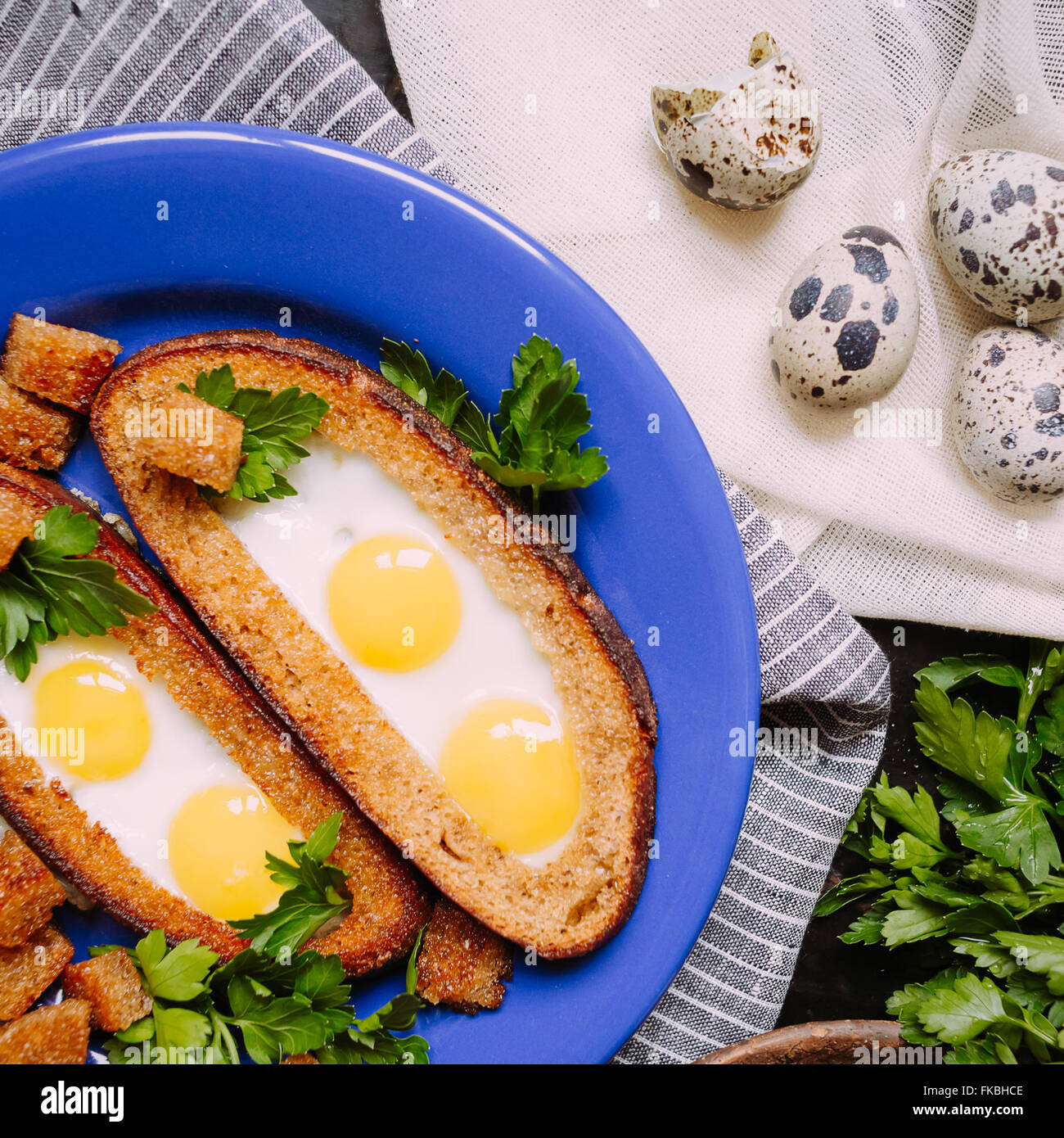 Le petit-déjeuner avec des oeufs de cailles Banque D'Images