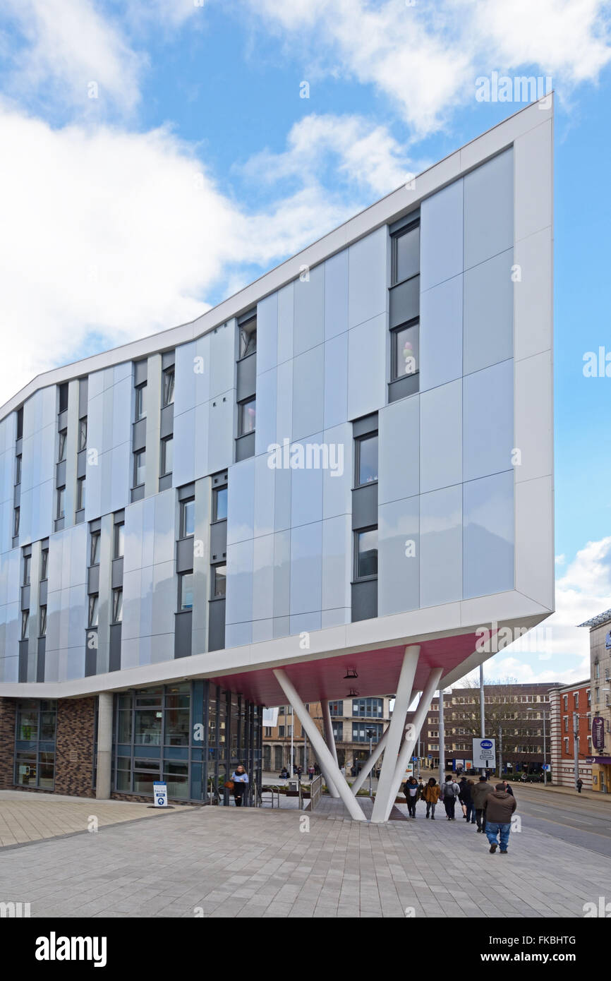 Édifice de forme triangulaire à l'Université de Nottingham Trent. Banque D'Images