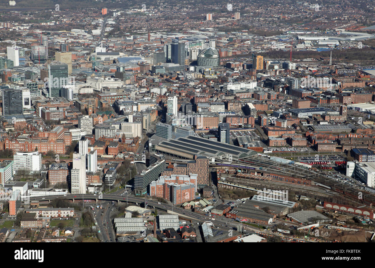 Vue aérienne du centre-ville de Manchester à l'horizon au nord à travers la gare Piccadilly, Royaume-Uni Banque D'Images