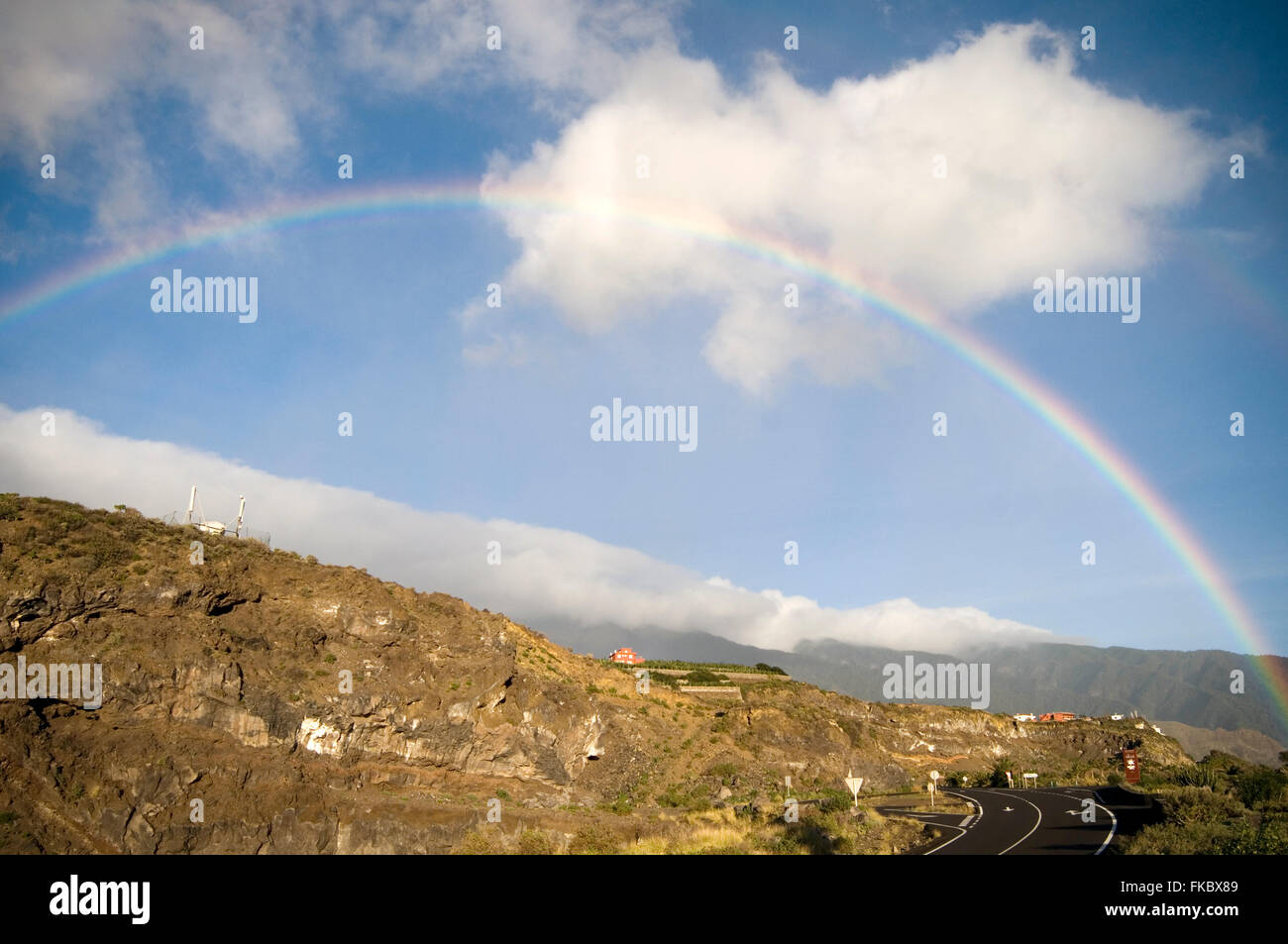 Les arcs-en-ciel Arc-en-ciel de la réfraction de l'eau lumière rentrée complète index arch arches dans le fractionnement de la lumière pour séparer les longueurs d'couleur c Banque D'Images