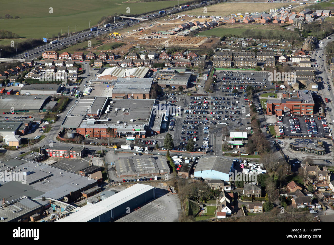 Vue aérienne du supermarché Asda sur l'Howley Park Road Estate à Morley, Leeds, Royaume-Uni Banque D'Images