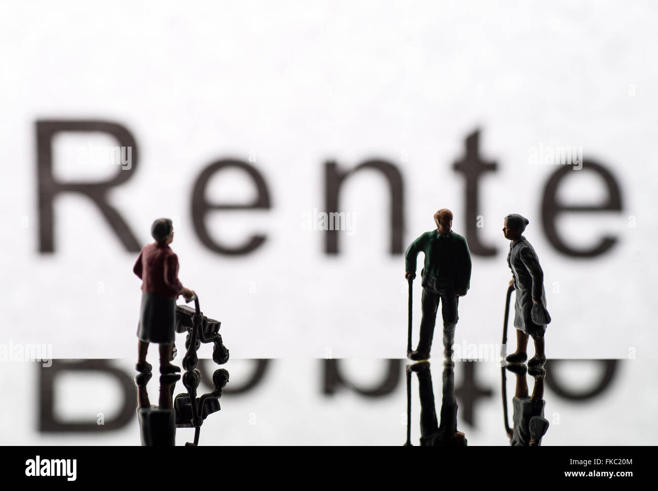 Les chiffres retraités de modèle en face du lettrage de rentes. Banque D'Images